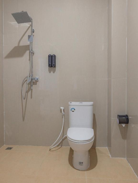e bagno con servizi igienici e doccia. di The Bingin Sari Jimbaran a Jimbaran