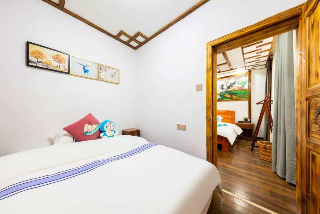 Postel nebo postele na pokoji v ubytování Hotel California Zhangjiajie