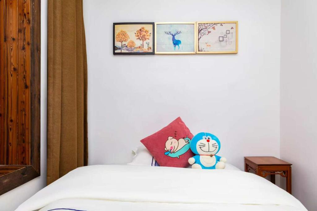 Postel nebo postele na pokoji v ubytování Hotel California Zhangjiajie