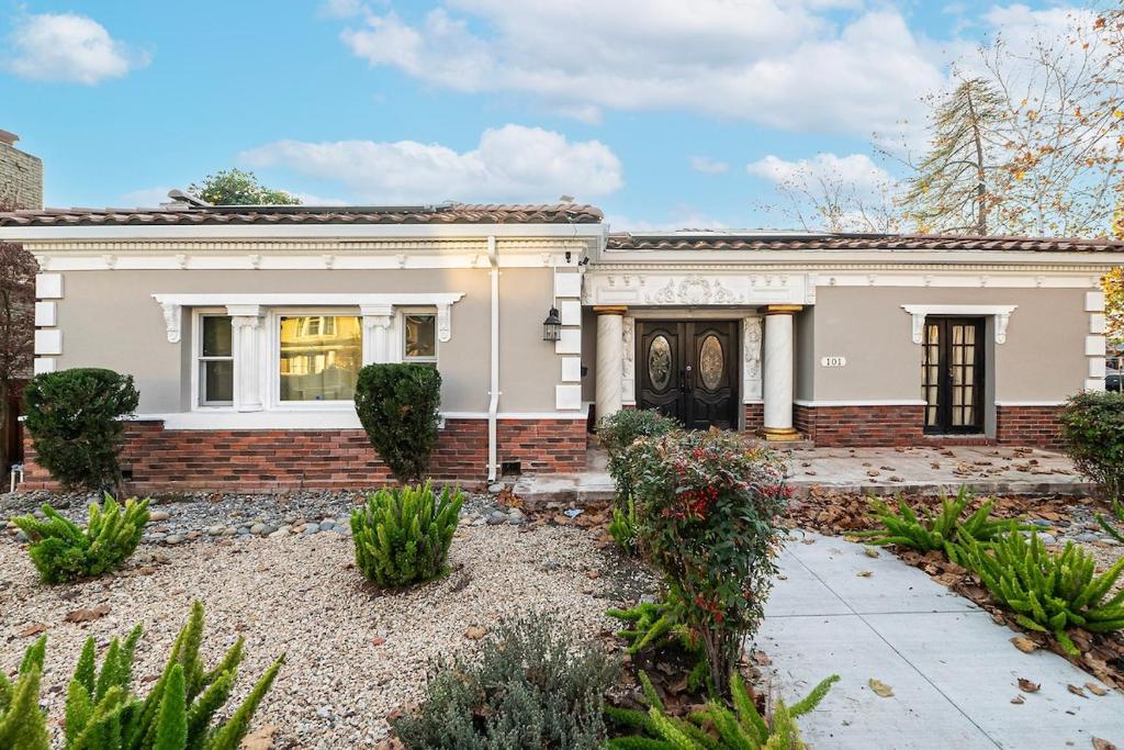 Κήπος έξω από το Stunning Roman Design 7Bed5Bath in Heart San Jose