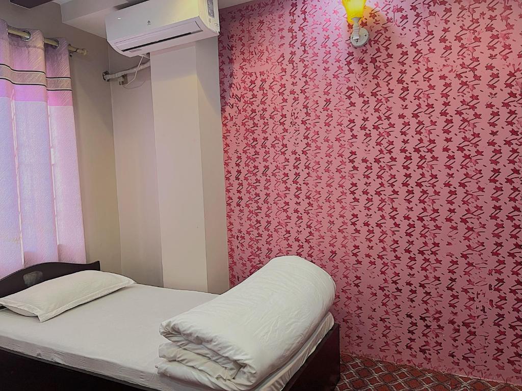 Postel nebo postele na pokoji v ubytování Hotel Maidi Khadgadevi
