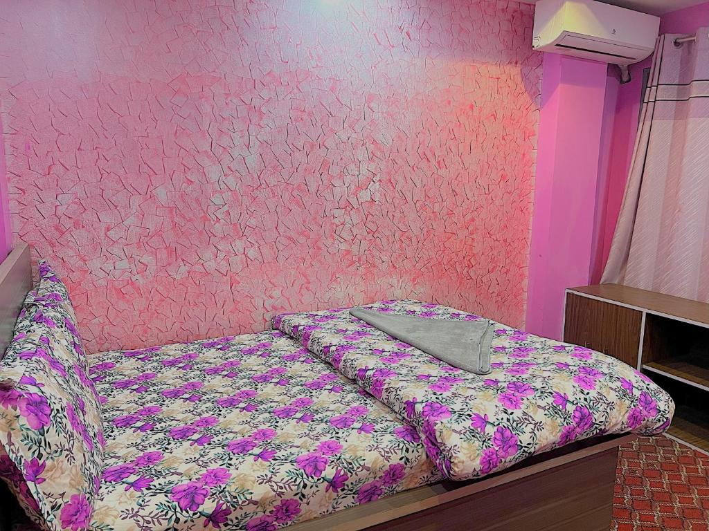 Postel nebo postele na pokoji v ubytování Hotel Maidi Khadgadevi