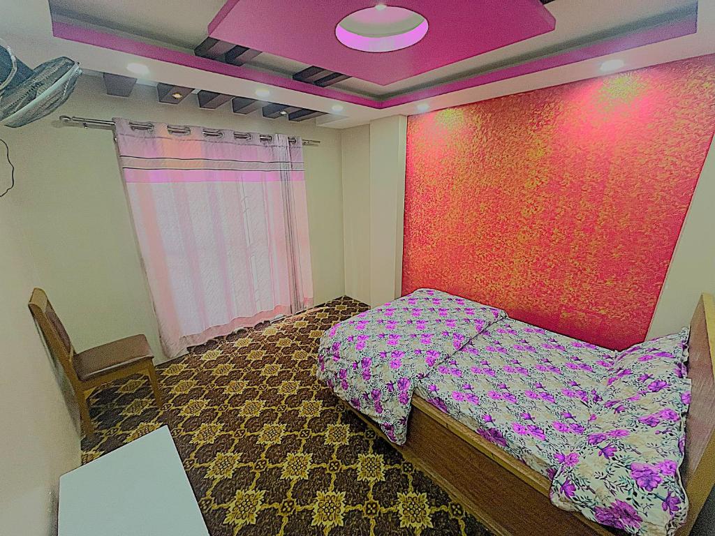 Postel nebo postele na pokoji v ubytování Hotel Maidi Khadgadevi