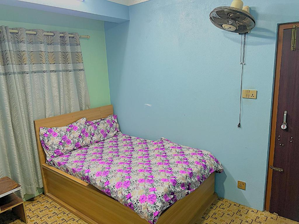 Postel nebo postele na pokoji v ubytování Hotel Maidi Khadgadevi