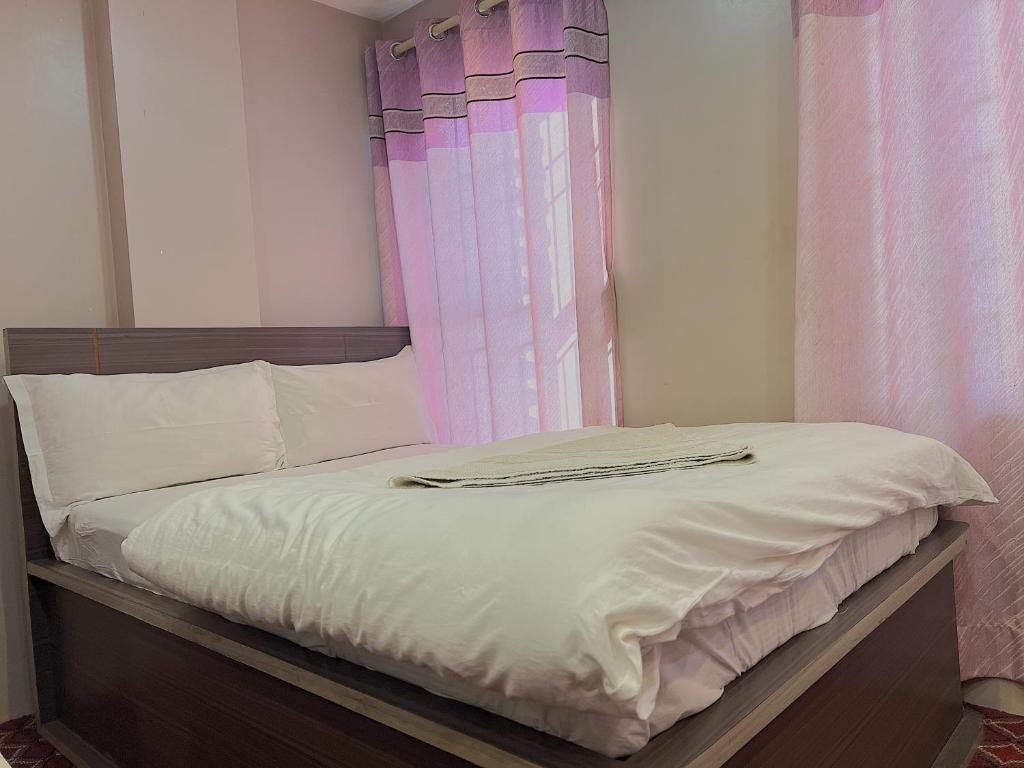 Postel nebo postele na pokoji v ubytování Hotel Maidi Khadgadevi