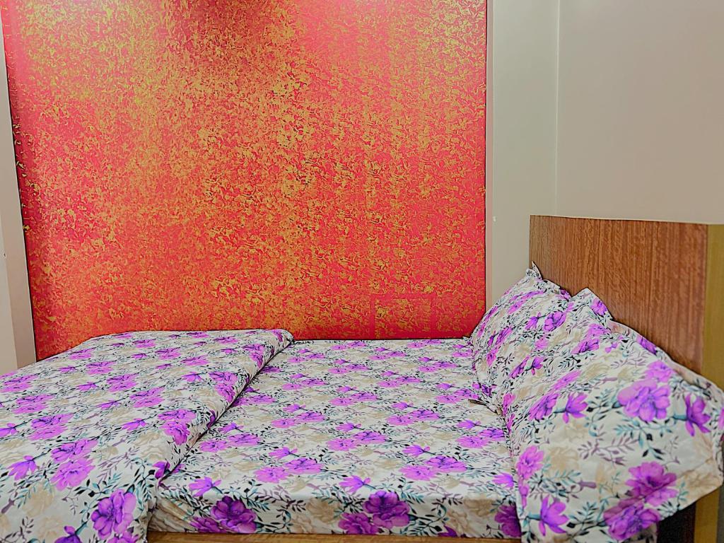 Postel nebo postele na pokoji v ubytování Hotel Maidi Khadgadevi