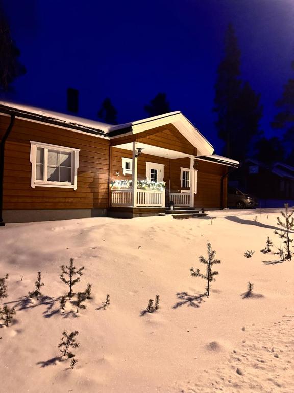 a house in the snow at night at Villa Polar Ylläs, Äkäslompolo in Äkäslompolo