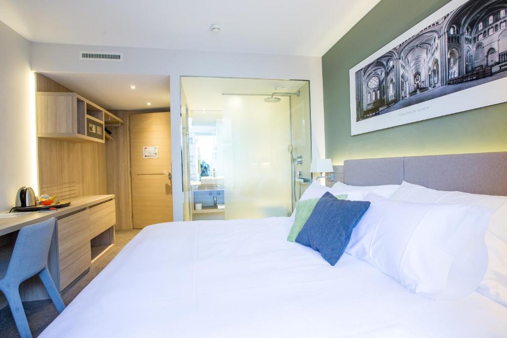 Postel nebo postele na pokoji v ubytování Hôtel des Voyageurs Boutique