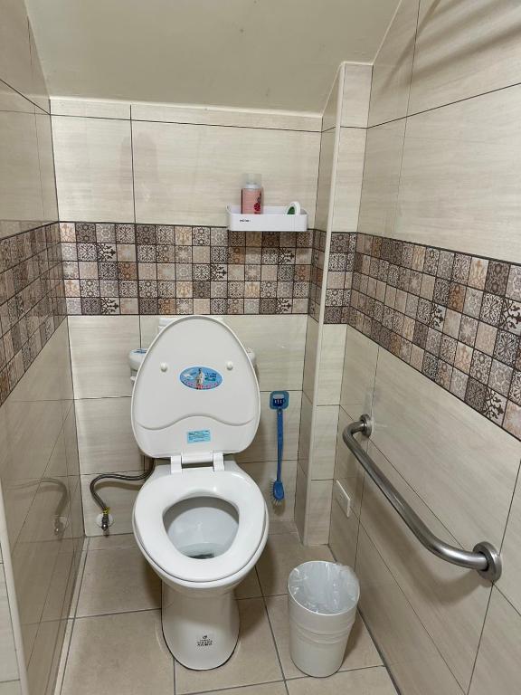 Ένα μπάνιο στο Little House Homestay