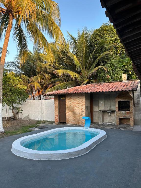 a swimming pool in the middle of a house at Oásis de Férias. in Lucena