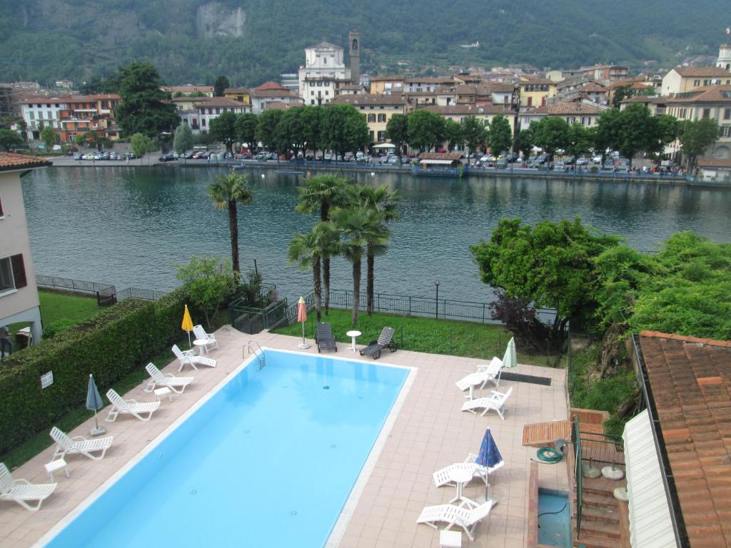 Pemandangan kolam renang di Hotel Stazione sul lago di Iseo atau di dekatnya