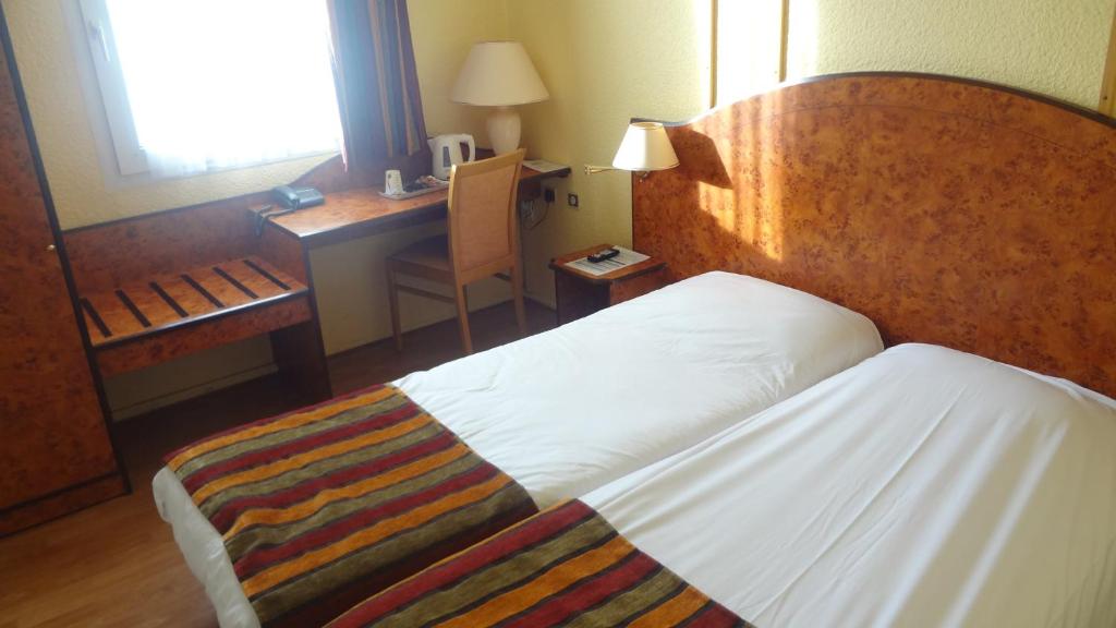 Postel nebo postele na pokoji v ubytování Logis Cottage Hôtel