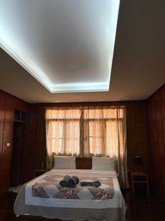 Postel nebo postele na pokoji v ubytování Ban Elephant Blanc Bungalow