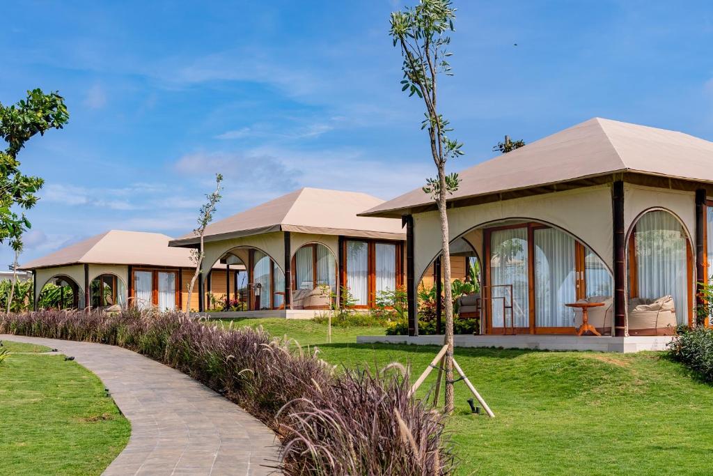 una casa in un giardino con un vialetto di Glamp Nusa a Nusa Dua