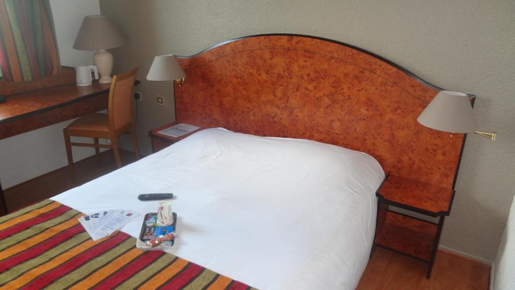 Postel nebo postele na pokoji v ubytování Logis Cottage Hôtel