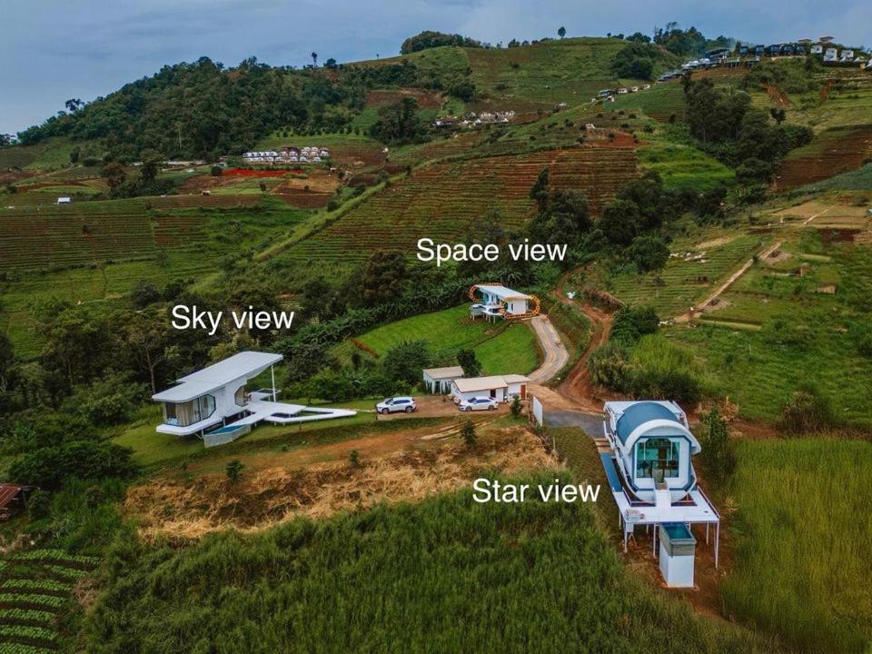 un gruppo di case in cima a una collina di Sky View Mon Jam a Chiang Mai