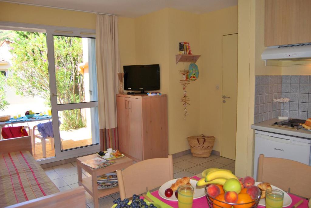 Küche/Küchenzeile in der Unterkunft Lagrange Grand Bleu Vacances – Résidence Le Village des Aloès