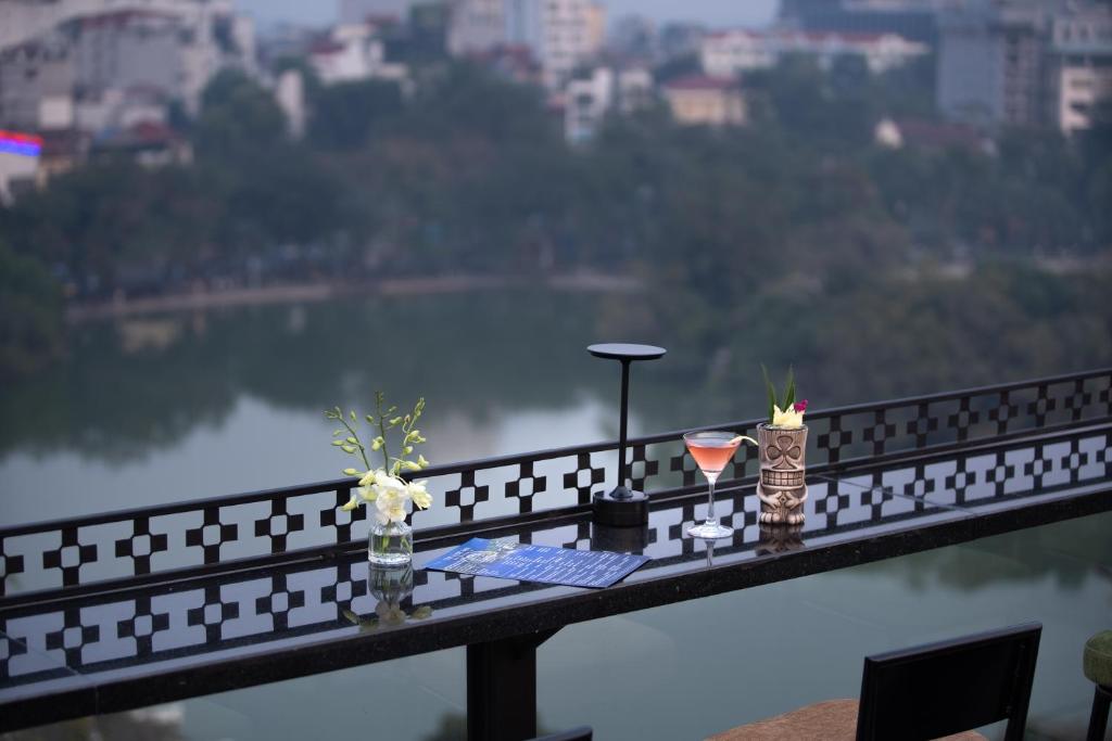 Balkón nebo terasa v ubytování Le Premier Hotel & Rooftop Bar