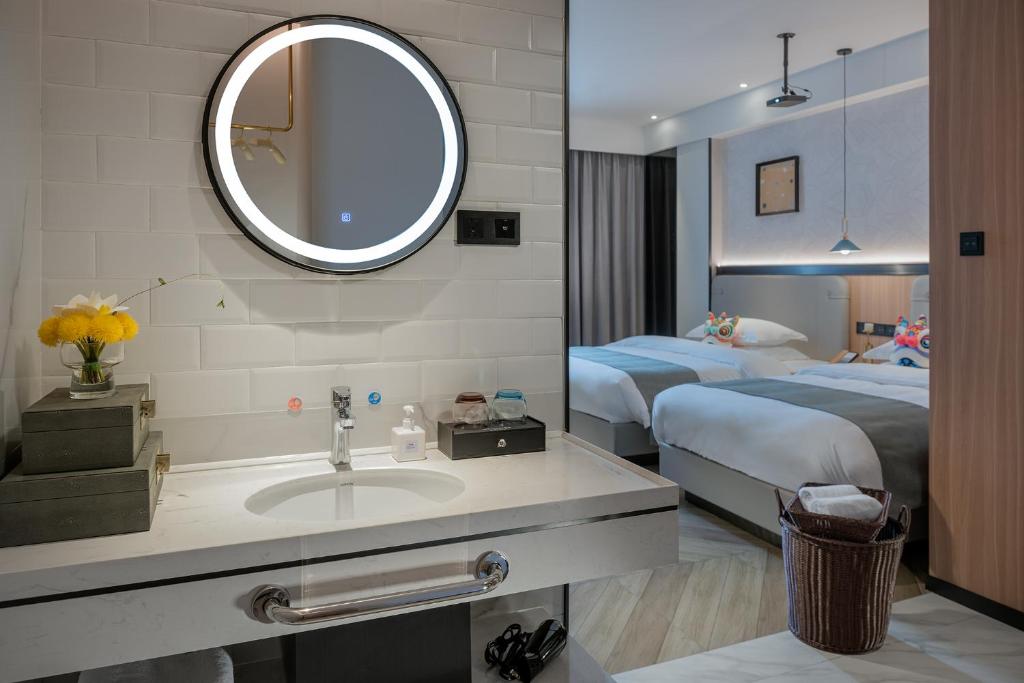 Postel nebo postele na pokoji v ubytování Lijiang MΛISON Hotel