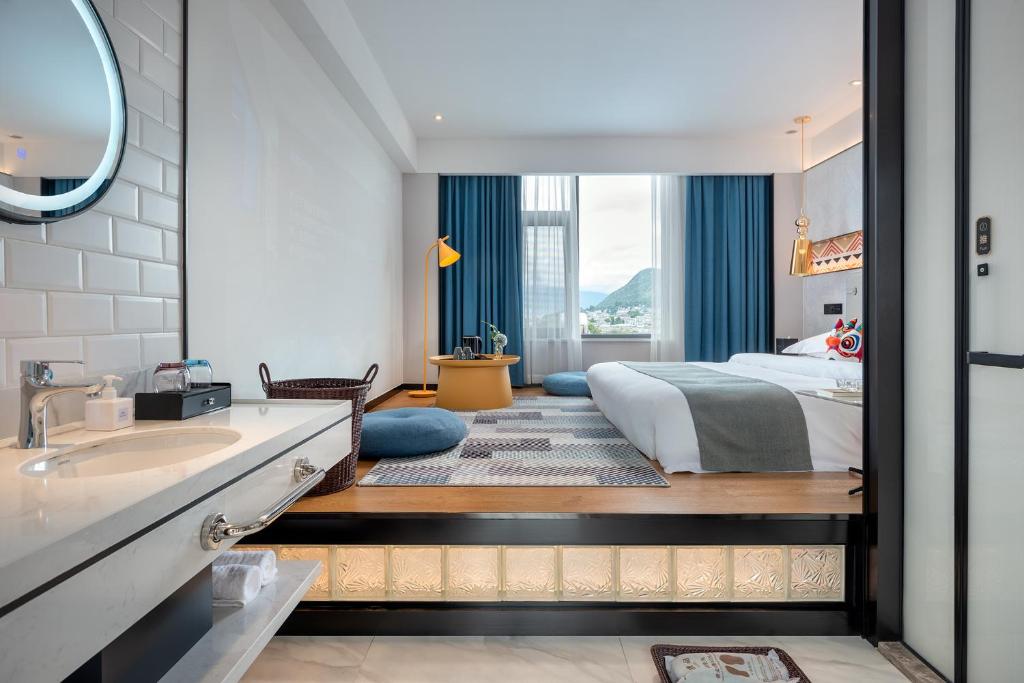 Postel nebo postele na pokoji v ubytování Lijiang MΛISON Hotel