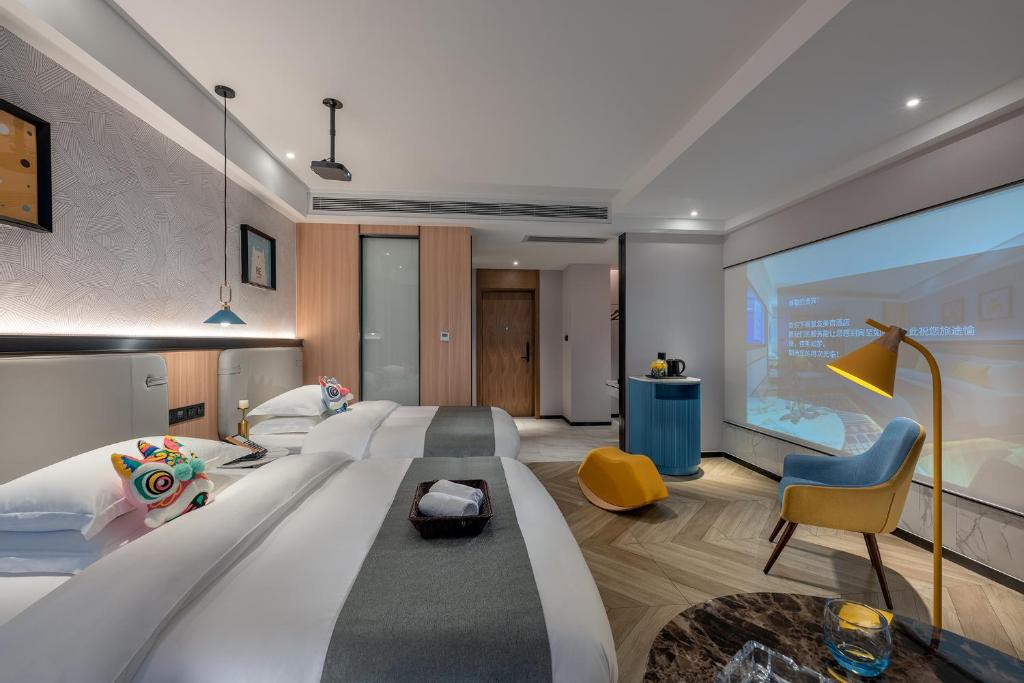 TV a/nebo společenská místnost v ubytování Lijiang MΛISON Hotel