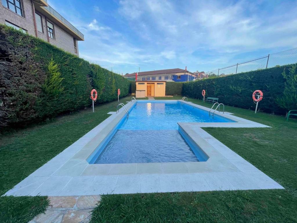 Bazén v ubytování Apartamento con piscina en Saron nebo v jeho okolí