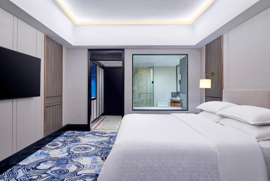 Postel nebo postele na pokoji v ubytování Sheraton Surabaya Hotel & Towers