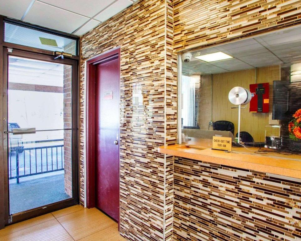 Kuchyň nebo kuchyňský kout v ubytování Rodeway Inn Meadowlands