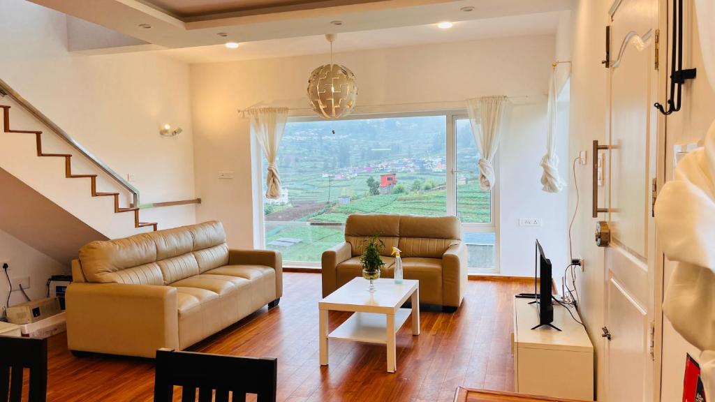 Posezení v ubytování Away From Home - 3 - Rooms In Ooty, Home Stay Ooty