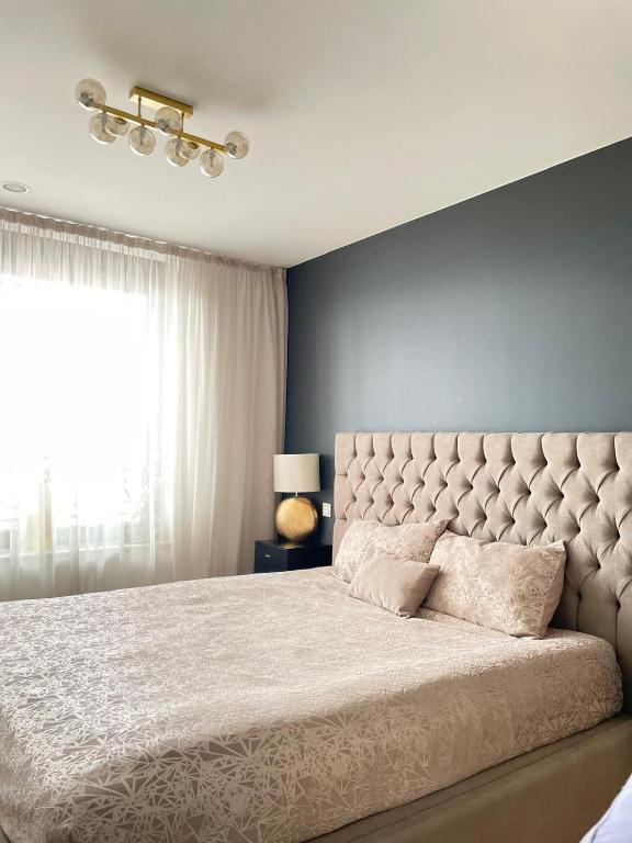 Postel nebo postele na pokoji v ubytování Elegant Sky Apartment with SPA