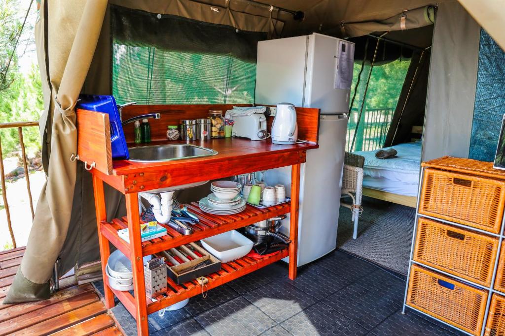 Kuchyň nebo kuchyňský kout v ubytování Otium Oasis Glamping & Camping
