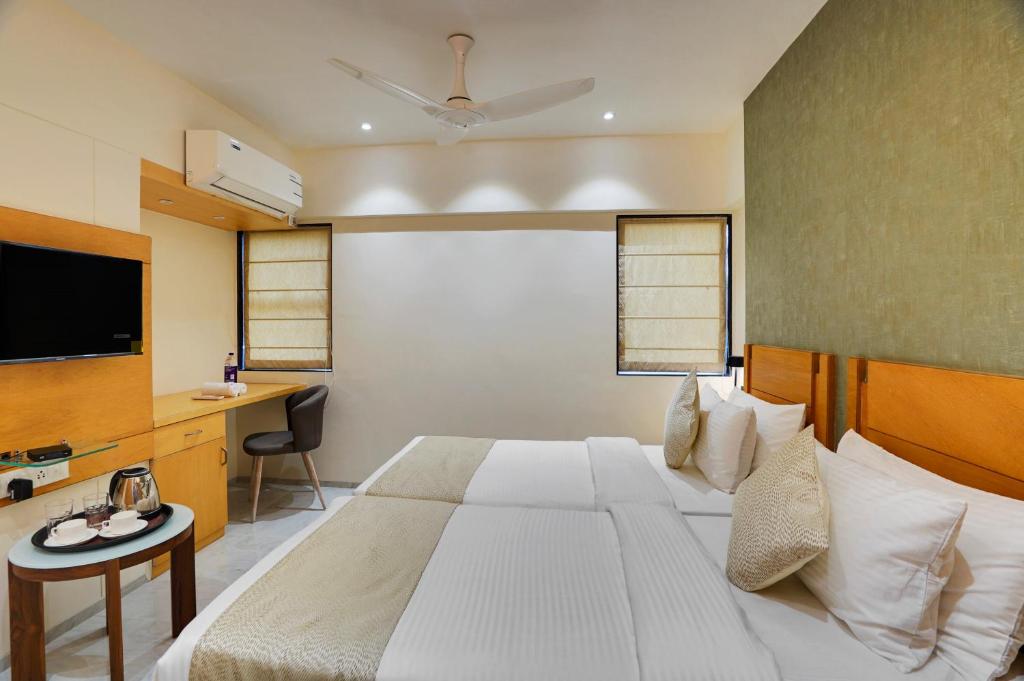 Postel nebo postele na pokoji v ubytování Hotel Everest Regency Pune