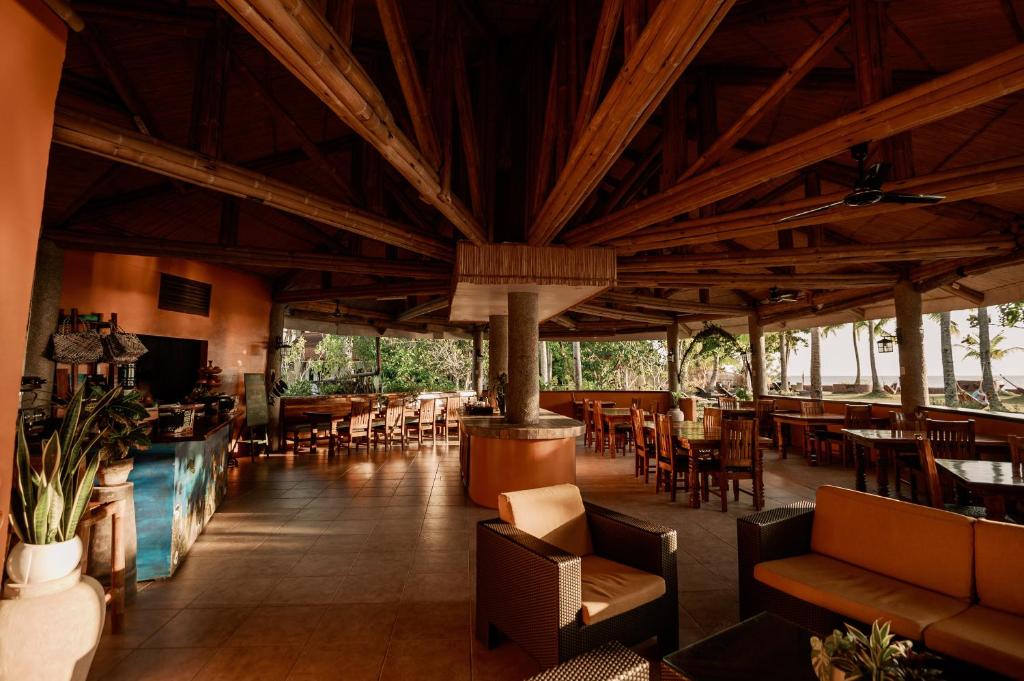 Restaurace v ubytování Polaris Beach and Dive Resort Inc