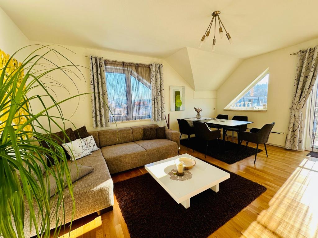 a living room with a couch and a table at Superior-Apartment mit Pool und Seezugang in Velden am Wörthersee