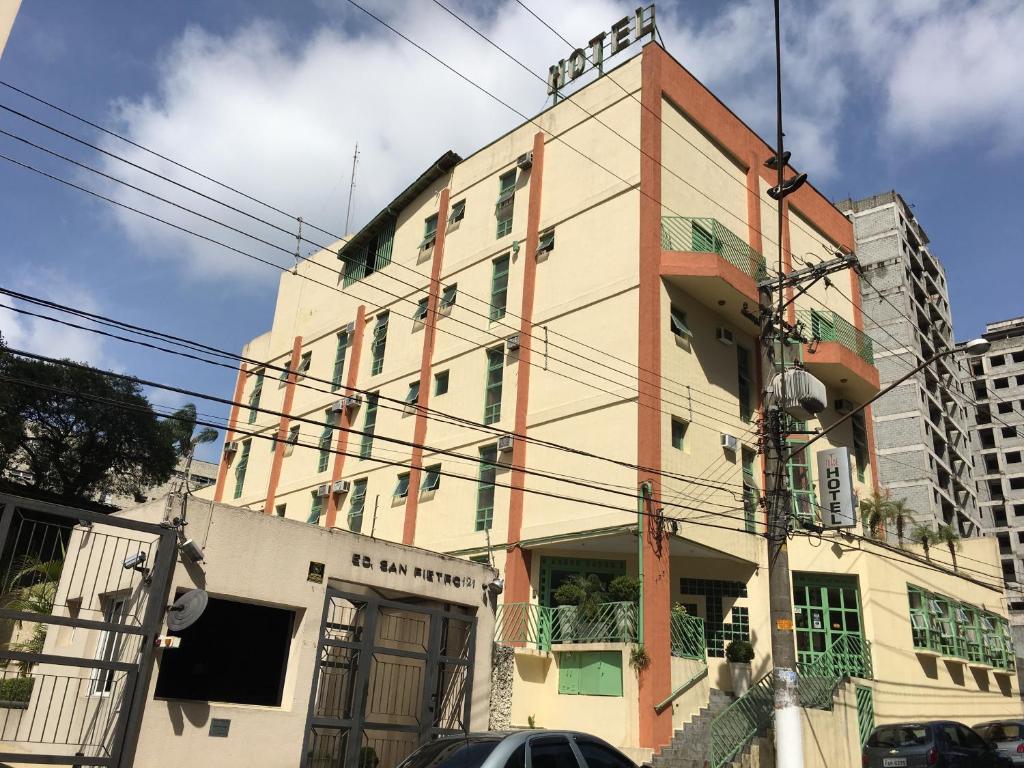 un bâtiment avec de nombreuses lignes électriques devant lui dans l'établissement Trade Hotel Diadema, à Diadema