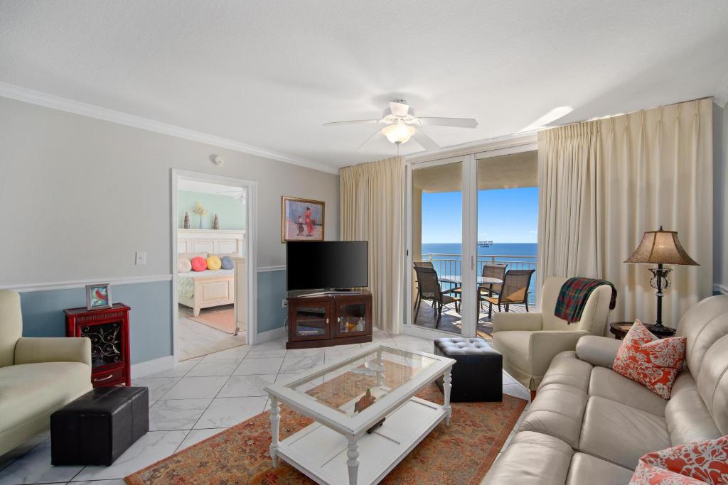 un salon avec un canapé et une télévision dans l'établissement Emerald Beach 2325, à Panama City Beach
