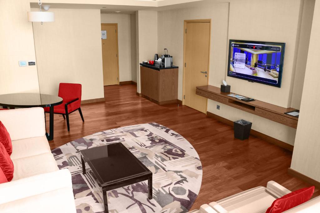 TV a/nebo společenská místnost v ubytování Millennium Plaza Doha