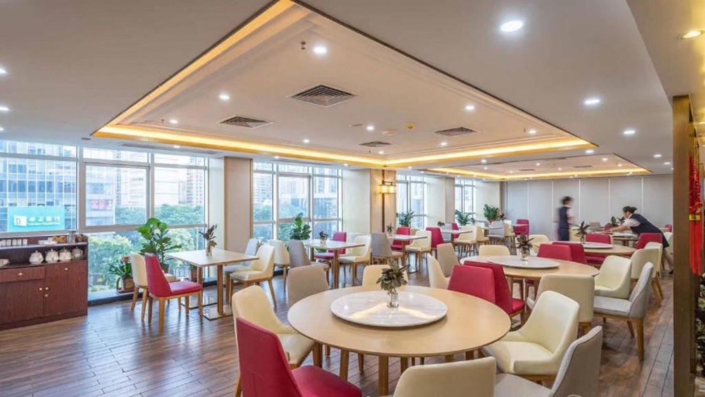 Restaurace v ubytování Lucky Holiday International Hotel Pazhou Convention and Exhibition Center Zhujiang New Town Branch - Free Shuttle Bus to Canton Fair Complex During Canton Fair Period & Overseas Buyers Registration Service & Free VPN Internet Access