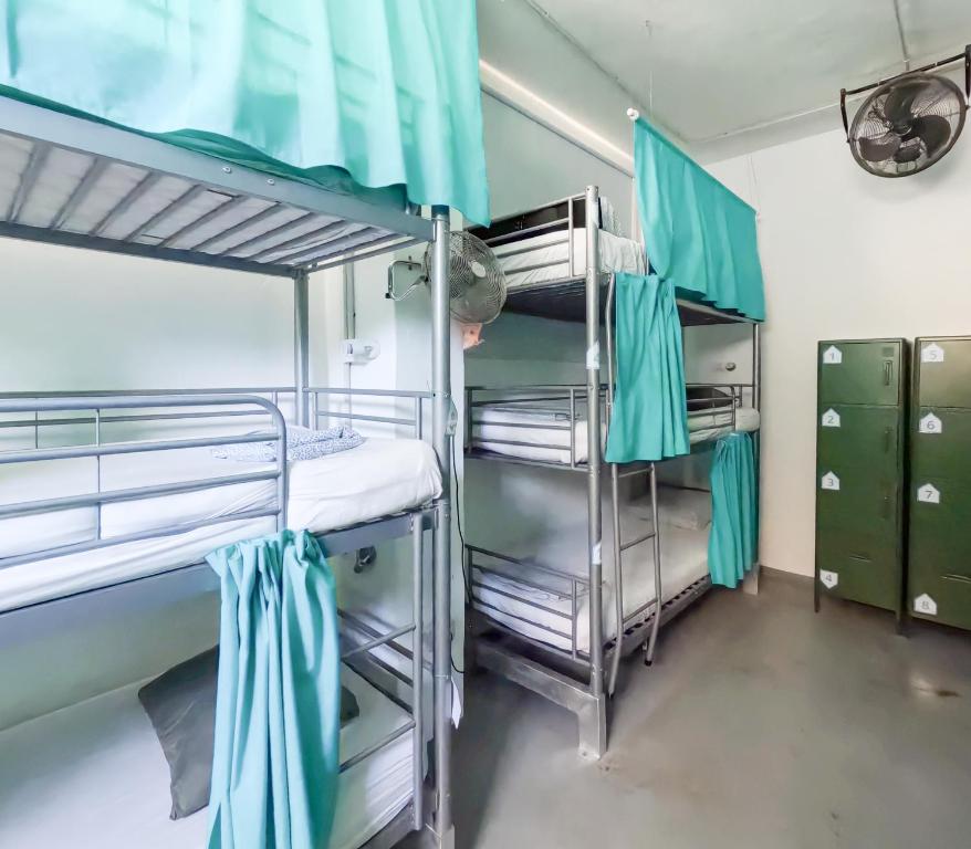 Poschodová posteľ alebo postele v izbe v ubytovaní Medano Nest Hostel