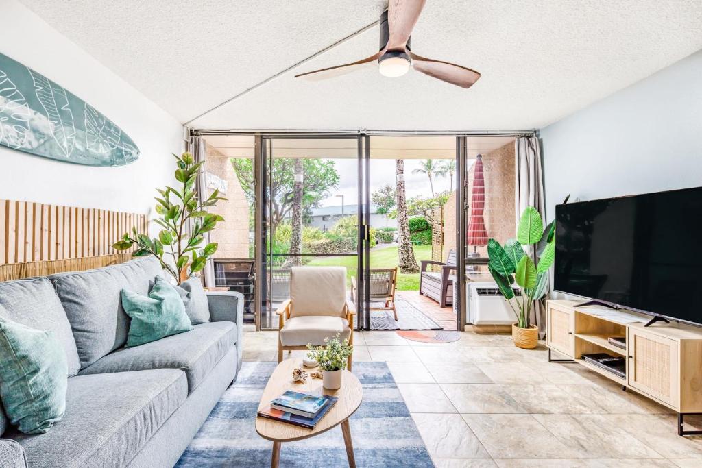 un soggiorno con un divano e una TV di Perch - Maui Vista 3114 a Kihei