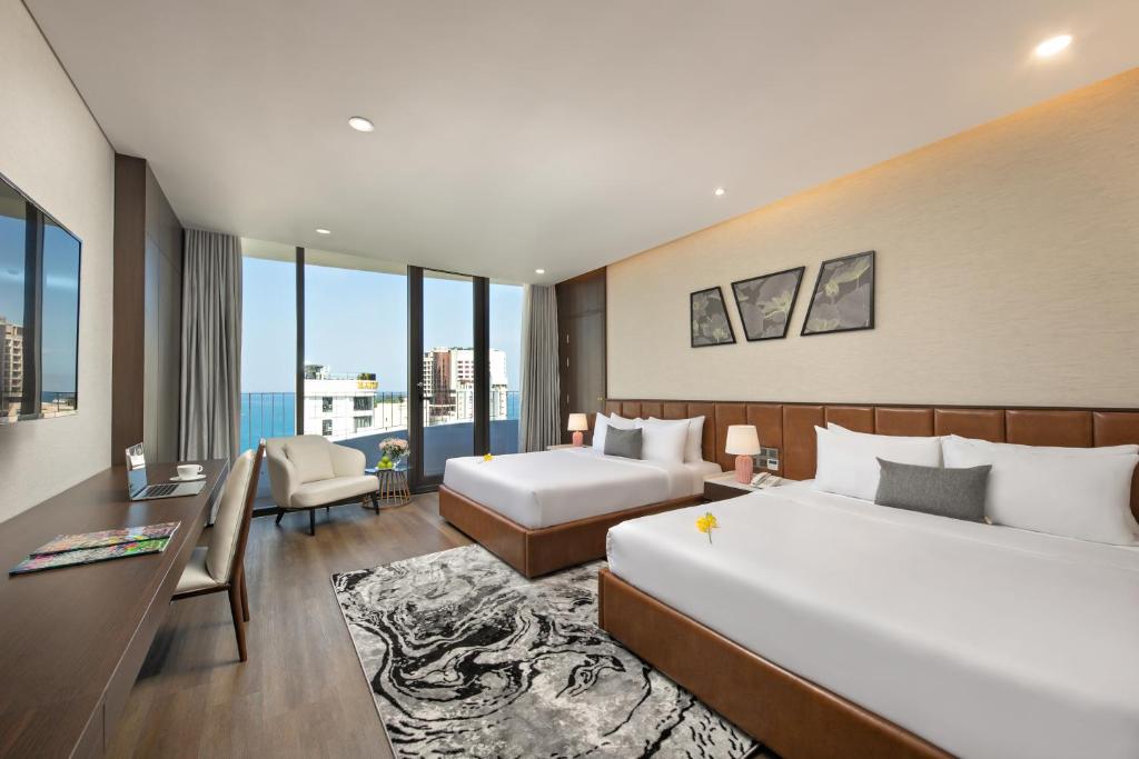 Deluxe with Balcony and Sea View - High Floor