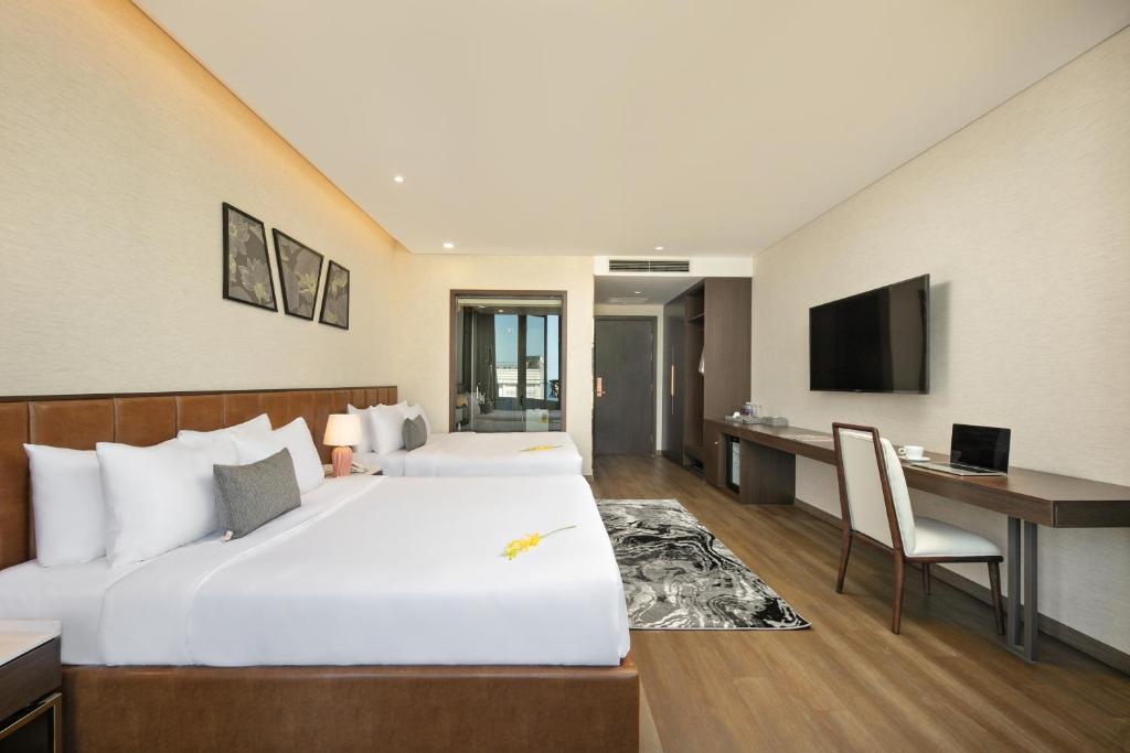Deluxe with Balcony and Sea View - High Floor