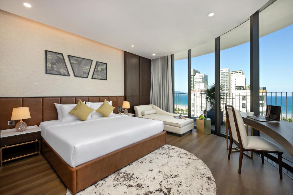 Panoramic Suite with Balcony