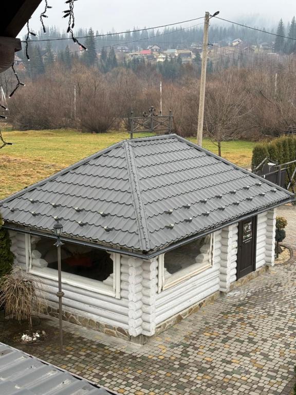 Budova, kde se chata nachází