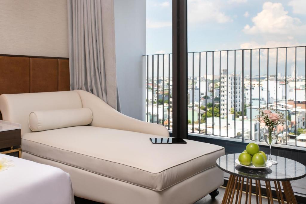 Deluxe with Balcony and City View - High Floor