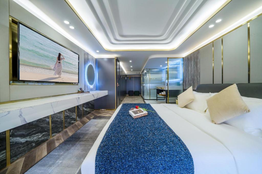 Postel nebo postele na pokoji v ubytování Yunmulijin Sky High Riverview Hotel Chongqing Jiefangbei Raffles Plaza