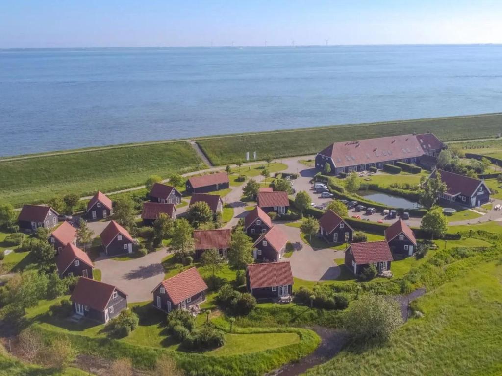 an aerial view of a house with the ocean at Gezellige Zeeuwse Cottage voor 4 personen in Wemeldinge