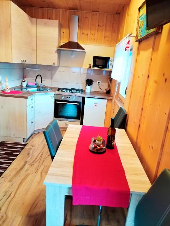 Cucina o angolo cottura di POČITNIŠKA HIŠKA LASTOVKA