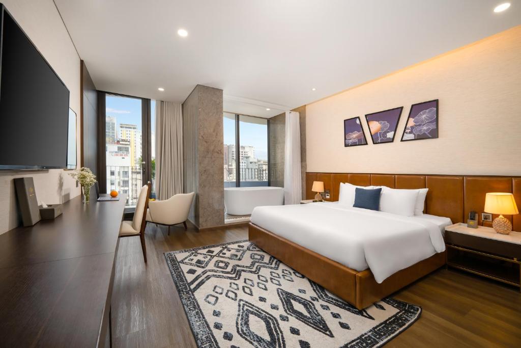 Deluxe Bathtub with Balcony and City View - High Floor