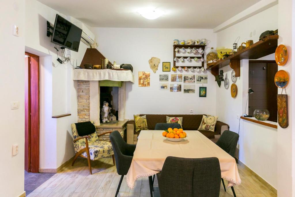 a living room with a table and a couch at Elvira - Apartment Bungalow - MPolo in Medulin